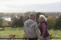 Sorridente, affettuosa coppia anziana attiva nel parco autunnale — Foto stock