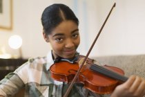 Porträt selbstbewusstes Teenager-Mädchen, das Geige spielt — Stockfoto