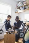 Grand-père et petit-fils assemblant go-cart dans le garage — Photo de stock