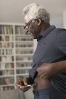 Uomo anziano che inietta insulina nello stomaco — Foto stock