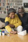 Старша пара перевіряє артеріальний тиск в домашніх умовах — стокове фото