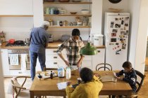 Бабусь і дідусів і онуків випічки і використовуючи цифровий планшетний кухні — стокове фото