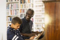 Glücklicher Großvater und Enkel beim Klavierspielen — Stockfoto