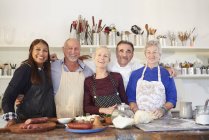 Ritratto amici anziani felici e fiduciosi e chef in corso di cucina pizza — Foto stock