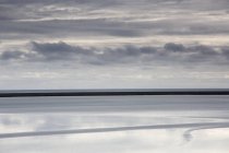 Nubes y océano tranquilos, azules y grises, Laguna, Hofn, Islandia - foto de stock