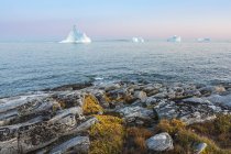 Icebergs en el océano tranquilo, Disko Island, Groenlandia - foto de stock