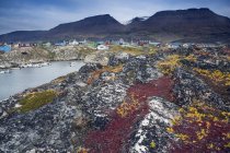 Rochers colorés le long d'un village de pêcheurs éloigné, Disko Island, Groenland — Photo de stock
