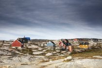 Скелястий, віддалений, яскраві рибальське село, калааллісут, Гренландія — стокове фото