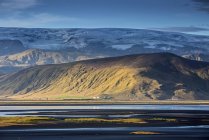 Vista panorámica del soleado paisaje remoto, Dyrholaey, Islandia - foto de stock