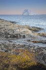 Rocce rocciose e oceano con iceberg, Isola di Disko, Groenlandia — Foto stock