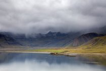 Nubes sobre paisaje remoto y agua, Islandia - foto de stock