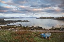 Barca abbandonata a remoto lago tranquillo, baia, Loch Ewe, Wester Ross, Scozia — Foto stock