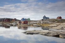 Abgelegenes Fischerdorf am felsigen Wasser, Kalaallisut, Grönland — Stockfoto
