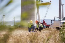 Ingegneri che esaminano i piani della centrale elettrica a turbina — Foto stock