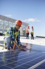 Ingénieur testant panneau solaire à la centrale électrique — Photo de stock