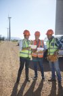 Ingenieur und Arbeiter mit digitalem Tablet im Windkraftwerk — Stockfoto