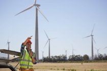Ingenieur mit Walkie-Talkie im Windkraftwerk — Stockfoto