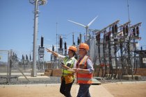 Жінки-інженери з цифровим планшетом на сонячній електростанції — стокове фото