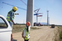 Ingenieure auf Feldweg bei Windkraftanlage — Stockfoto