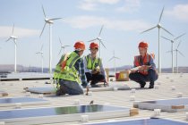 Engineers installing solar panels at alternative energy power plant — Stock Photo
