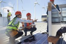 Ingenieurinnen im Gespräch, untersuchen Sonnenkollektoren im Kraftwerk — Stockfoto