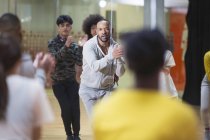Instructor leading dance class in studio — Stock Photo