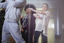 Фокусована дівчина-підліток танцює в студії танцювального класу — стокове фото