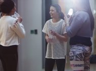 Teenager-Freundinnen trinken Wasser, ruhen sich im Tanzkurs-Studio aus — Stockfoto