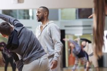 Instrutor masculino ajudando adolescente em estúdio de aula de dança — Fotografia de Stock