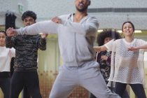 Tänzer tanzen im Tanzkurs-Studio — Stockfoto