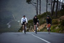 Велогонщики-мужчины на горной дороге — стоковое фото
