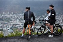 Masculino ciclista amigos fazendo uma pausa, olhando para a vista de vista — Fotografia de Stock