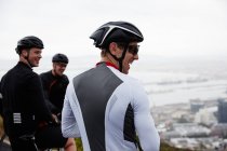 Sorridenti amici ciclisti maschi che si prendono una pausa — Foto stock