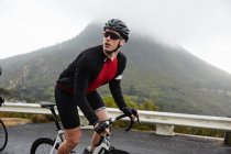 Ciclista masculino ciclismo estrada de montanha — Fotografia de Stock