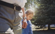Grand-père tenant la main avec sa petite-fille innocente — Photo de stock