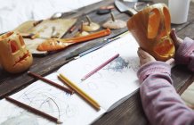 Креативна дівчина різьблення на Хеллоуїн гарбузи — стокове фото