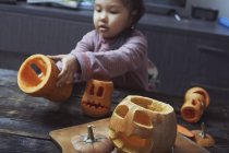 Mädchen schnitzt Halloween-Kürbisse — Stockfoto