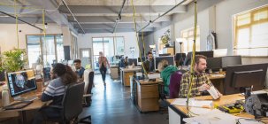 Creativi uomini d'affari che lavorano in un ufficio open space — Foto stock