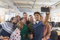 Équipe commerciale créative prenant selfie dans le bureau — Photo de stock