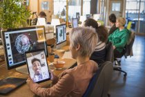 Criativa empresária vídeo conversando com empresário em tablet digital no escritório em plano aberto — Fotografia de Stock