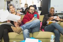 Креативные бизнесмены используют смартфоны в офисе — стоковое фото