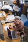 Kreative Geschäftsleute treffen sich, arbeiten am Laptop im Büro — Stockfoto