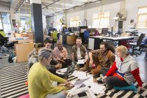 Riunione creativa del team aziendale, brainstorming sul pavimento in ufficio — Foto stock