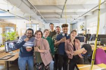 Портрет счастливая, игривая творческая команда бизнеса в офисе открытого плана — стоковое фото