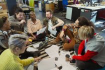 Reunião de equipe de negócios criativa, círculo de brainstorming no chão de escritório — Fotografia de Stock
