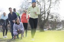 Équipe femme encourageante courir dans le parc — Photo de stock
