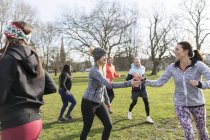 Corridori che fanno jogging in cerchio nel parco verde — Foto stock