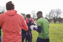 Gruppo di uomini boxe nel parco verde — Foto stock