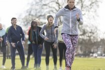 Équipe femme encourageante courir dans un parc ensoleillé — Photo de stock