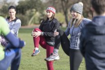 Donne che si allenano, stretching nel parco soleggiato — Foto stock